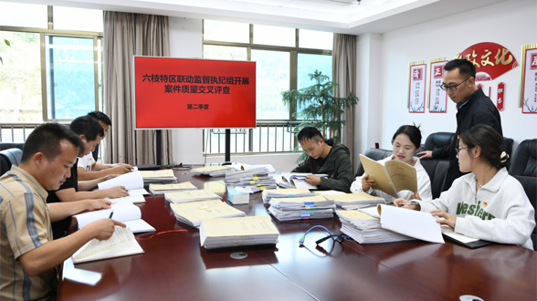 坚持用马克思主义中国化最新成果武装全党